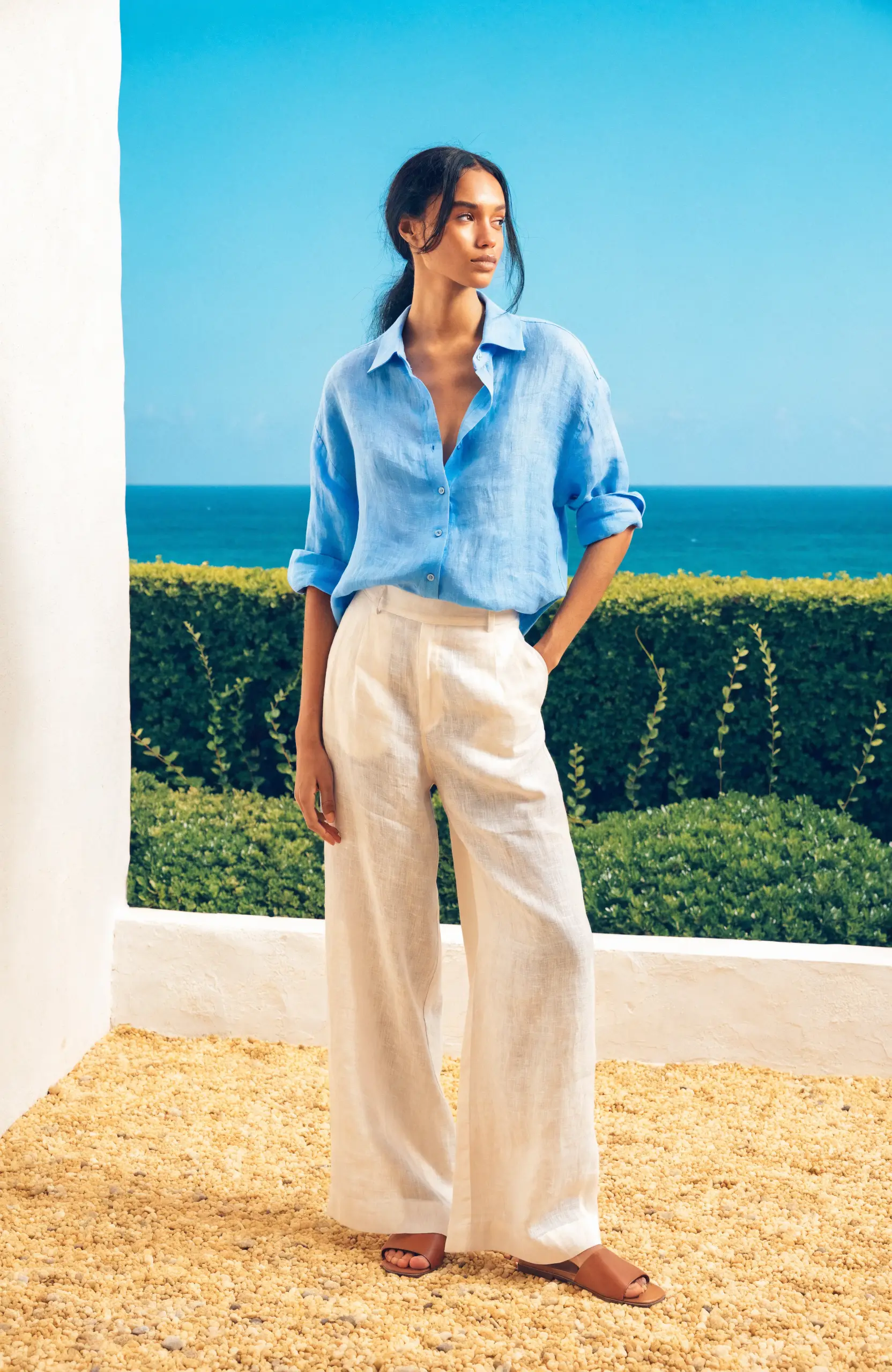 Chemise bleu ciel et pantalon large ivoire de l’ensemble Alizé, silhouette complète