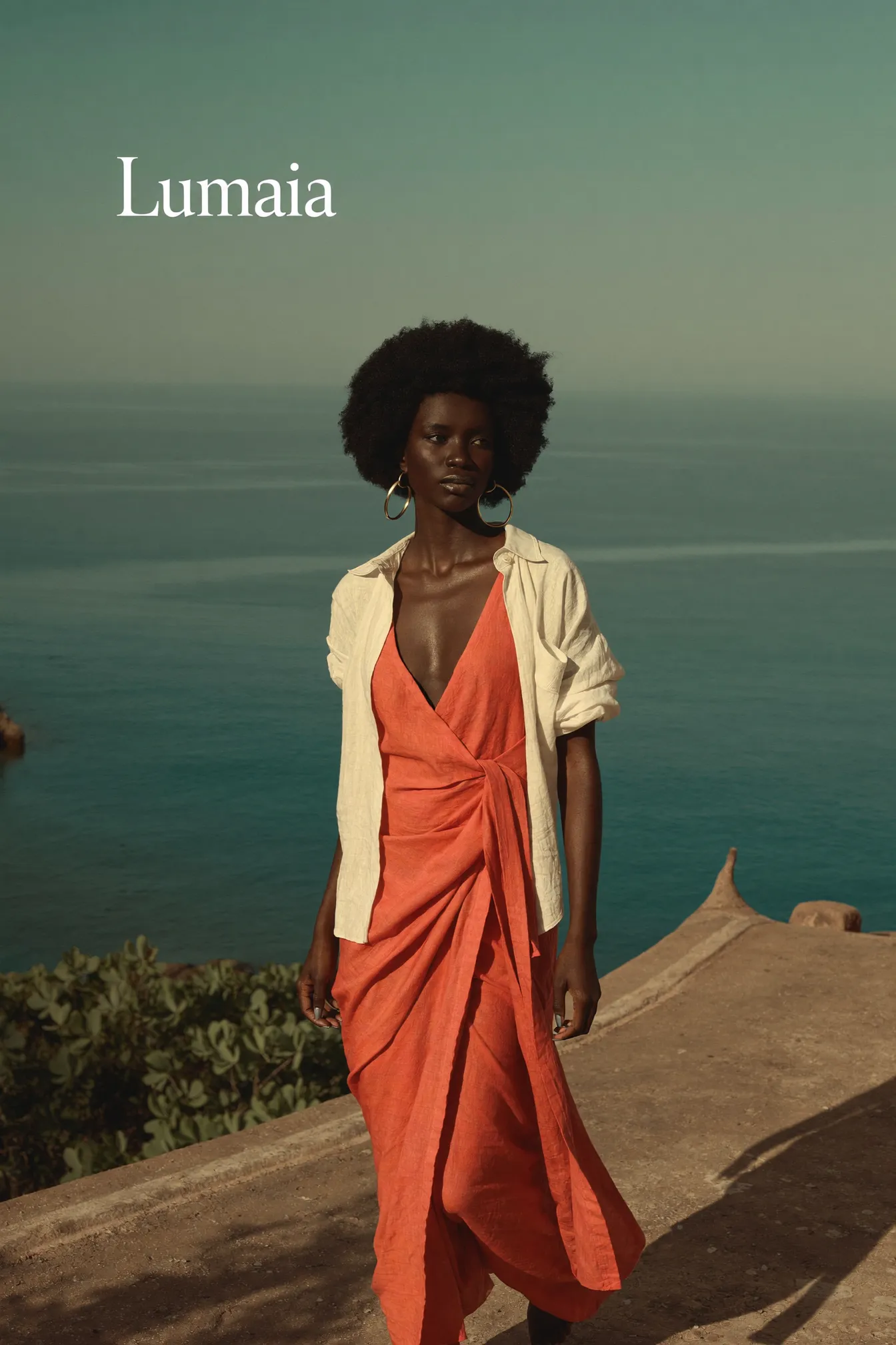 Robe portefeuille corail de la collection Lumaïa photographiée face à la mer