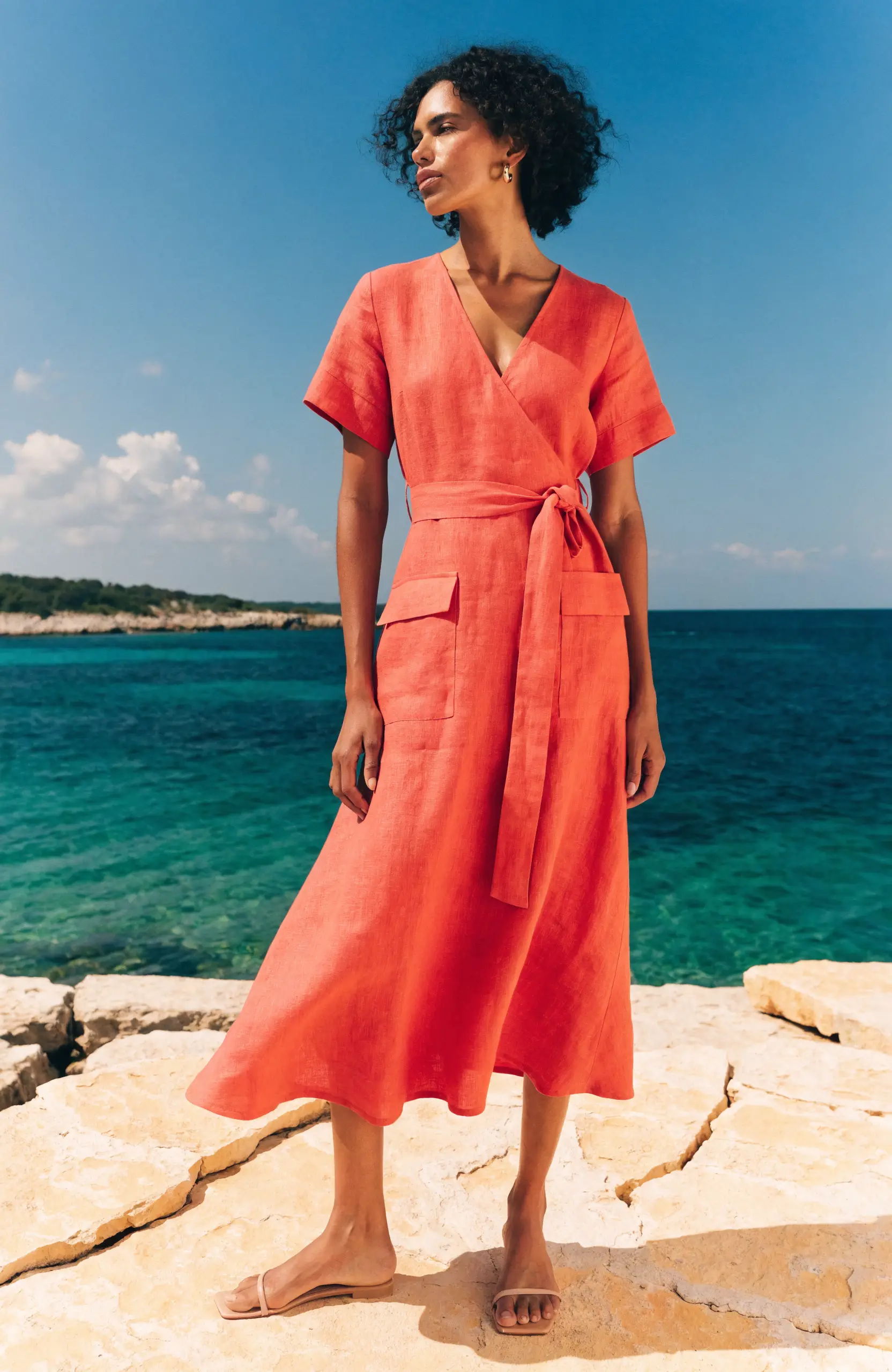 Robe portefeuille midi en lin corail Lumaïa, silhouette complète