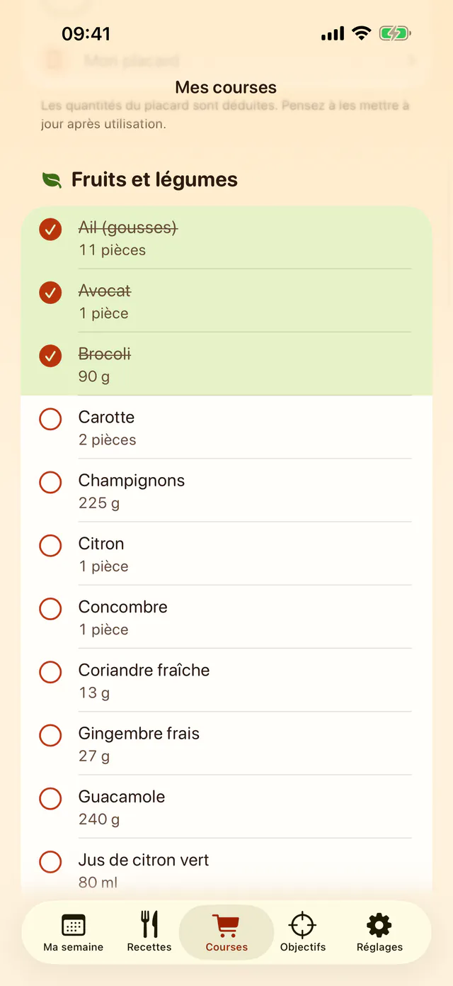 Écran « Mes courses » : le rayon Fruits et légumes, avec l’ail, l’avocat et le brocoli déjà cochés.