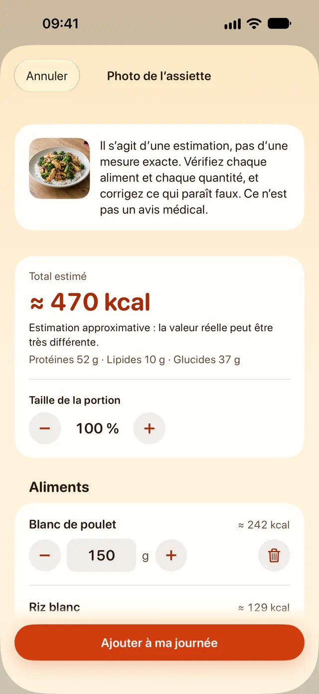 Écran « Photo de l’assiette » de TakeMyWeek : un rappel qu’il s’agit d’une estimation à vérifier, pas d’un avis médical ; un total estimé d’environ 470 kcal avec la mention « Estimation approximative : la valeur réelle peut être très différente », 52 g de protéines, 10 g de lipides et 37 g de glucides ; puis les aliments trouvés, blanc de poulet (150 g, environ 242 kcal) et riz blanc (environ 129 kcal), chacun avec sa quantité à corriger, et le bouton « Ajouter à ma journée ».